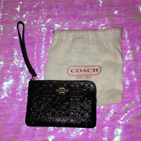 Coach Handbags - Price cut 💵✂️✅Coach wristlet